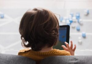 Estudio indica que los niños con control parental del celular duermen y estudian mejor
