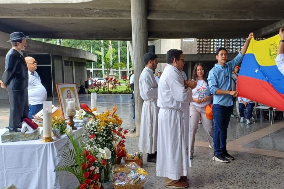 Familiares de presos políticos fueron agredidos en la UCV en misa