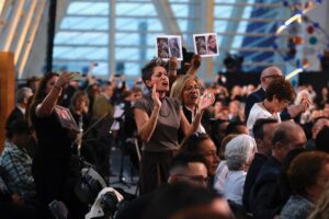 Familiares de víctimas increpan a Mazón antes del inicio y al final del funeral de estado: «Cobarde», «dimisión» | europapress.es