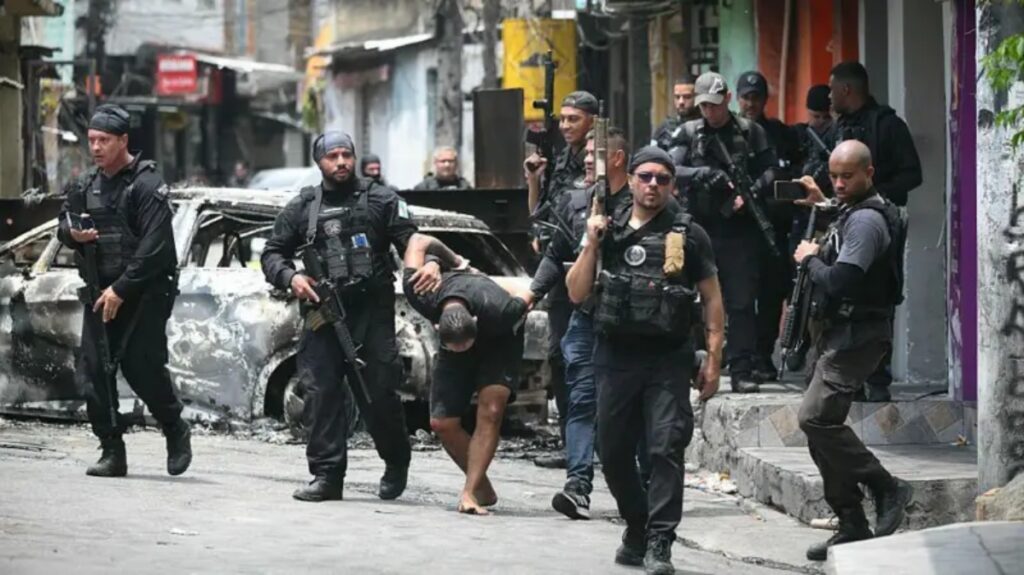 “Fuera Cláudio Castro”: manifestantes culpan al gobernador por la matanza en Río de Janeiro durante operativo policial