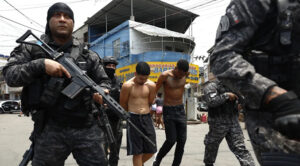 Habitantes de favelas en Río de Janeiro hallan 40 cadáveres tras operación policial