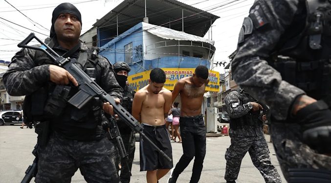 Habitantes de favelas en Río de Janeiro hallan 40 cadáveres tras operación policial