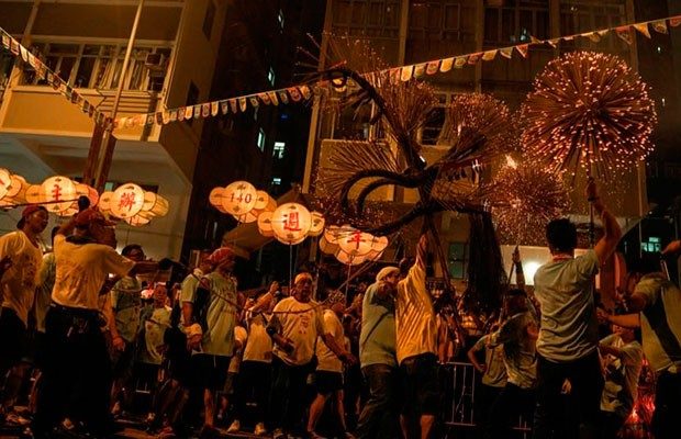 Hong Kong celebra bajo la luna llena otoñal la ancestral danza del dragón de fuego
