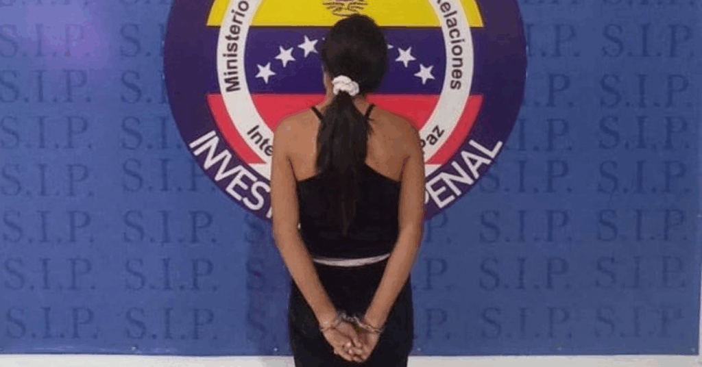 Imputan por traición a la patria a chama que se llama Stephanie en vez de Estefani