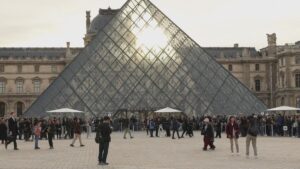 Imputan y encarcelan provisionalmente a dos sospechosos por el robo del Louvre en París | elperiodico.com