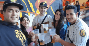 Joven entra a tasca por el 2×1 en cervezas y descubre que también es un estadio de béisbol – El Chigüire Bipolar