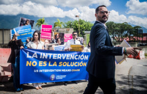 Jóvenes protestan frente a embajada de EEUU en Caracas para rechaza intervención militar