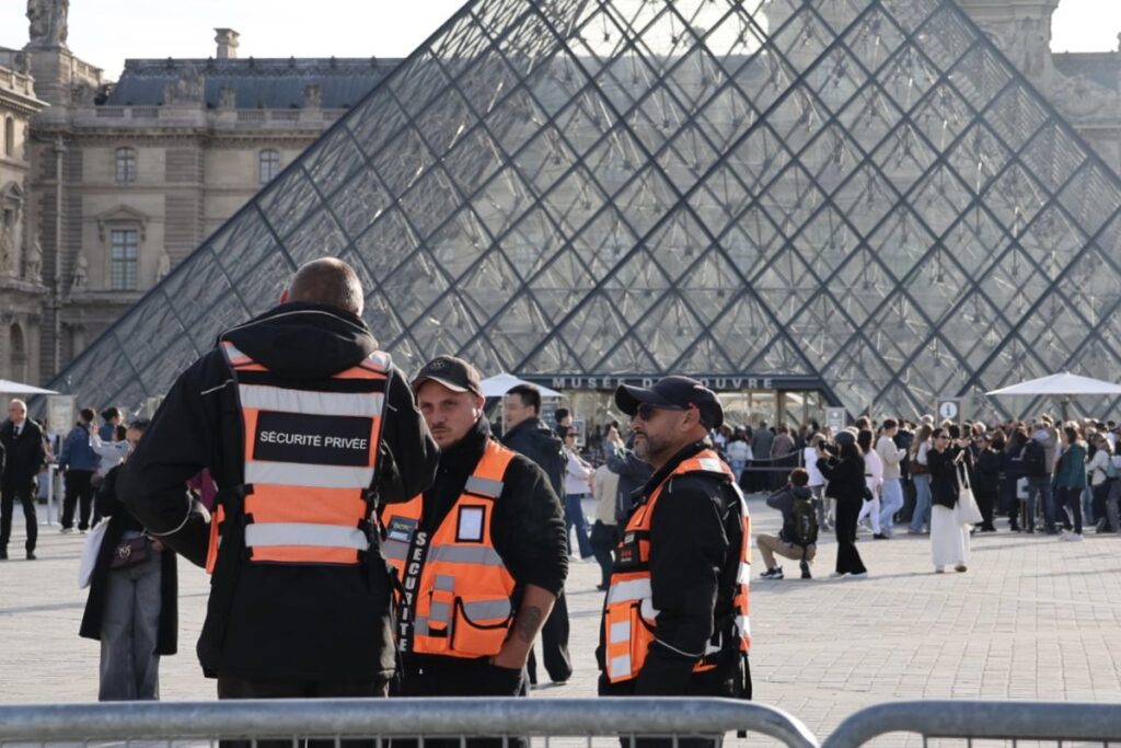 La Policía francesa detiene a dos presuntos ladrones del Museo del Louvre
