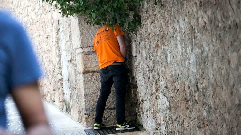 La fuerte multa que están aplicando en Caracas por orinar en la calle