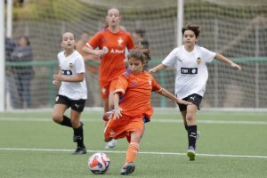 La pelota renace del barro de la dana: 14 campos de fútbol reconstruidos en tiempo récord | elmundo.es