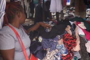 La ropa de segunda mano de Occidente hunde la industria textil de Zimbabue : IPS Agencia de Noticias