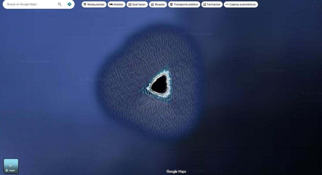La verdad detrás del misterioso "agujero negro" en medio del mar que se puede ver en Google Maps