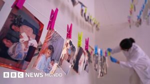 Las personas que «salvan las fotos» de los afectados por la DANA que hace un año dejó más de 200 muertos en Valencia
