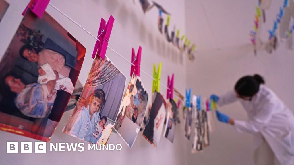 Las personas que "salvan las fotos" de los afectados por la DANA que hace un año dejó más de 200 muertos en Valencia