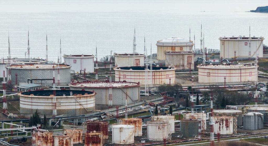 Lukoil planea vender activos internacionales ante las sanciones de EEUU y Europa