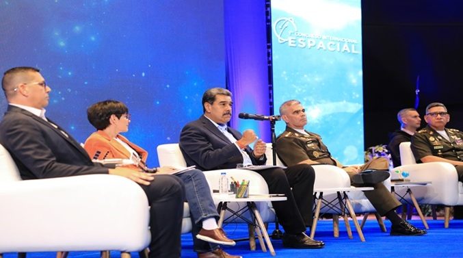 Maduro anuncia la construcción del primer minisatélite