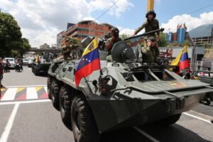 Maduro dice que busca la “paz” con Trump pero refuerza la militarización y arma a civiles • Crónica Uno