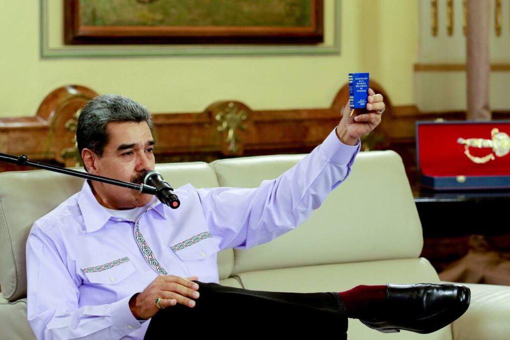 Maduro insiste en convocar asambleas para intentar sobrevivir a crecientes tensiones con EEUU