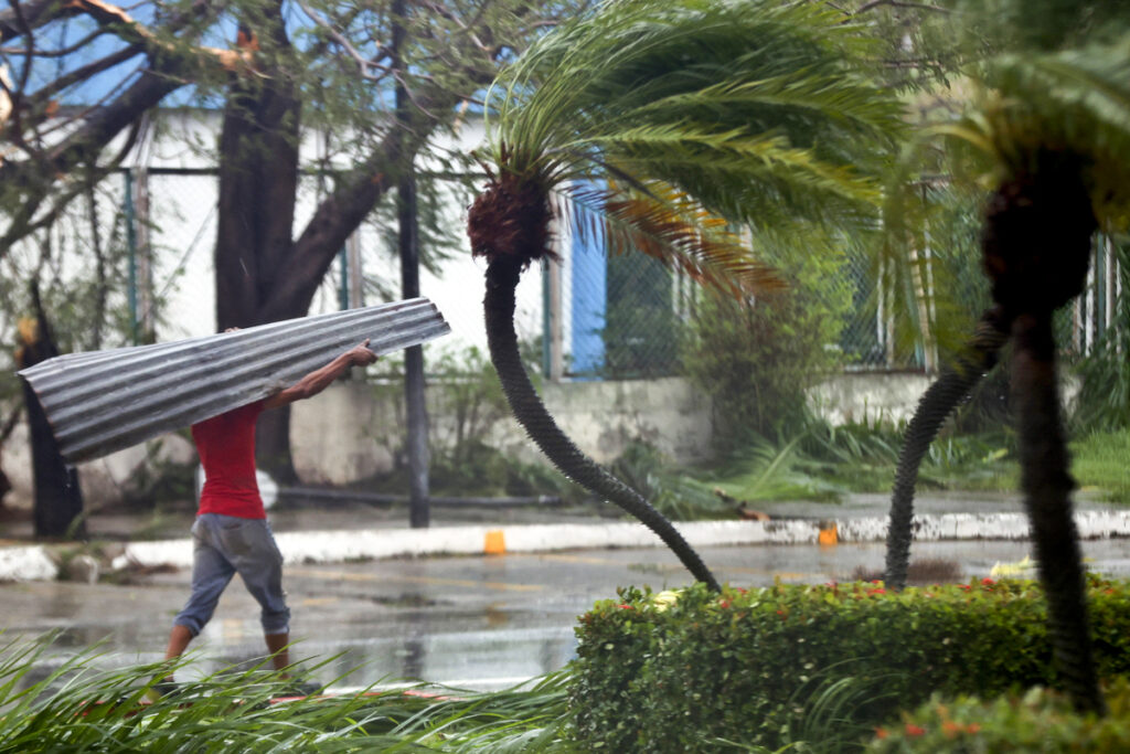 Melissa se degrada a categoría 2 tras dejar al menos 36 muertes en Haití, Jamaica y Dominicana