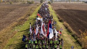 Miles de estudiantes de Serbia claman contra el régimen en el primer aniversario de la tragedia en la estación de tren de Novi Sad | elperiodico.com
