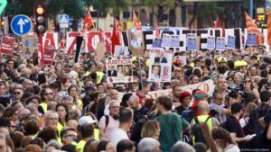 Miles protestan en Valencia a un año de las inundaciones – DW – 25/10/2025