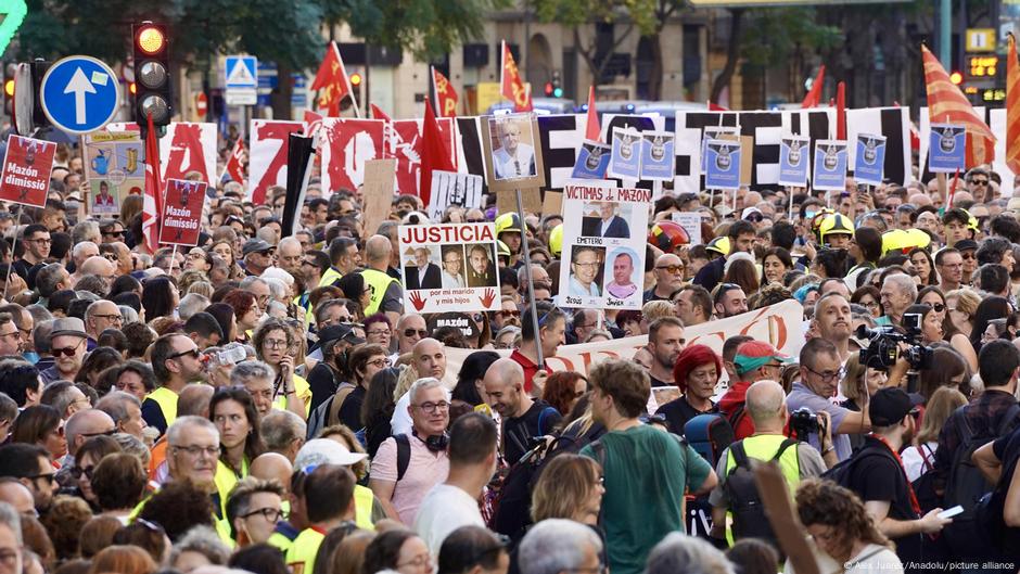 Miles protestan en Valencia a un año de las inundaciones – DW – 25/10/2025