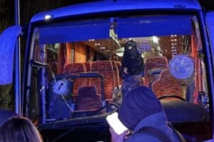 Muere de una pedrada el conductor de un autobús que transportaba aficionados de un equipo de segunda división italiana de baloncesto tras el ataque de hinchas rivales | elmundo.es