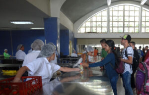 «Ni frutas ni jugos», dirigente estudiantil de la UCV muestra lo que les dan de almuerzo (VIDEO)