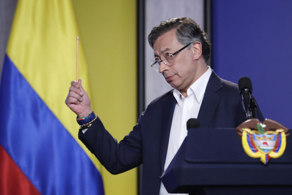 Niegan combustible a avión del presidente Petro en aeropuerto de Madrid por 'Lista Clinton' - AlbertoNews