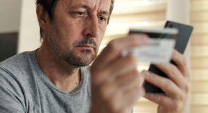 «No podrá utilizar su tarjeta»: la peligrosa estafa bancaria que no deja de crecer en España