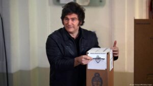 Partido de Javier Milei gana legislativas en Argentina – DW – 27/10/2025