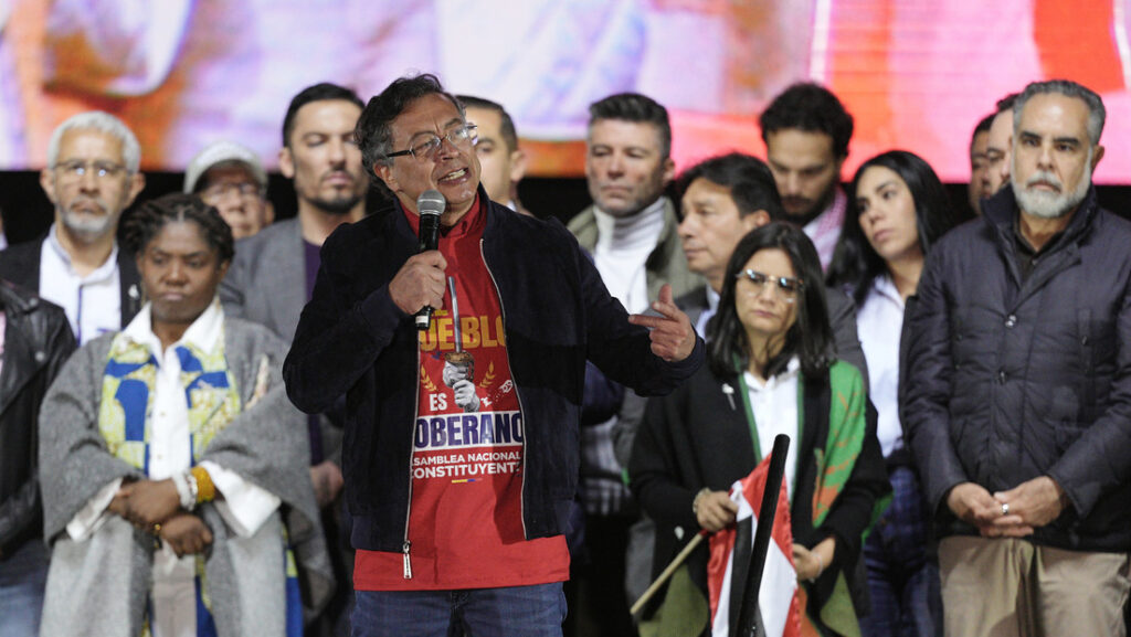 Petro lidera una multitudinaria marcha para responder a tensión con EE.UU. (Videos) - AlbertoNews