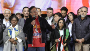 Petro lidera una multitudinaria marcha para responder a tensión con EE.UU. (Videos) – AlbertoNews