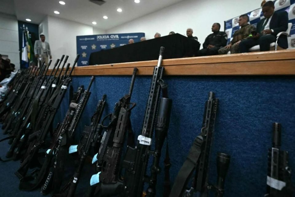 Policía de Brasil incauta dos fusiles de la FAN en poder del Comando Vermelho