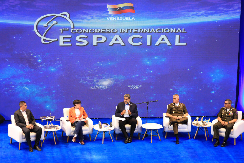 Presidente Maduro aprueba esfuerzos para lanzar mini satélite venezolano