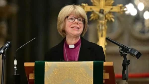 Quién es Sarah Mullally, la primera mujer que liderará la Iglesia anglicana en casi 500 años de historia
