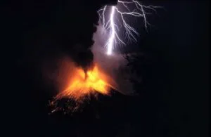 Rayos volcánicos: el impresionante fenómeno eléctrico que ilumina las erupciones