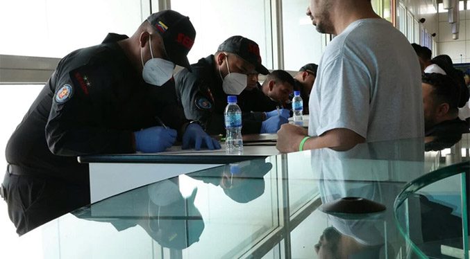 Regresan a Venezuela 312 migrantes que estaban en EEUU