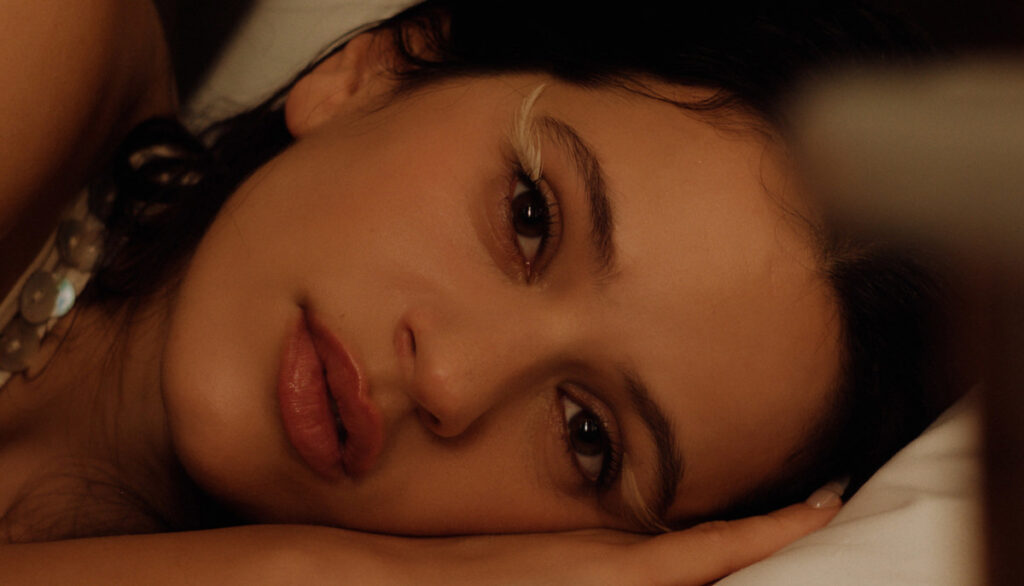Rosalía intenta reparar su corazón en “Berghain”