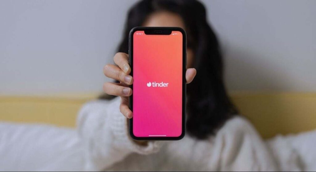 Se acabaron las citas falsas: Tinder pedirá comprobación facial para confirmar que los usuarios son reales