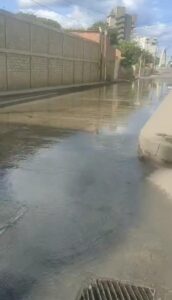Se vuelven a desbordar las aguas servidas en Puerto Viejo