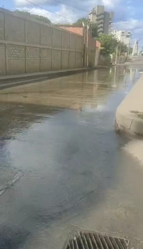 Se vuelven a desbordar las aguas servidas en Puerto Viejo