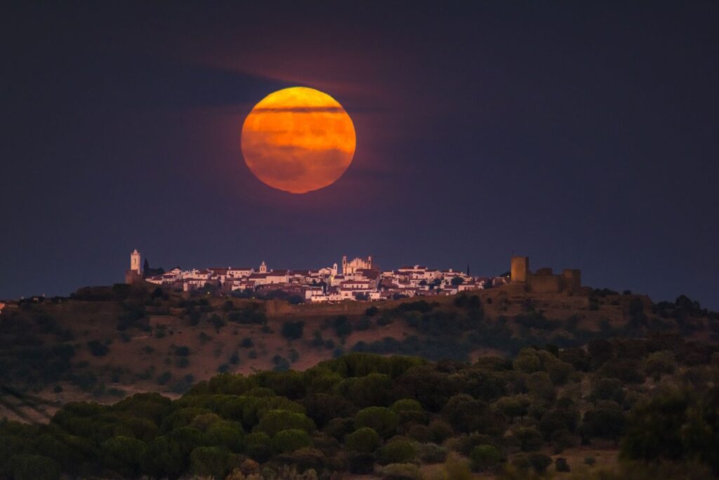 Tres superlunas consecutivas iluminarán el cielo en 2025: cuándo ver y fotografiar este fenómeno poco común | National Geographic