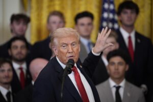 Trump anuncia un aumento del 10% de los aranceles a Canadá escalando la tensión con Ottawa – AlbertoNews