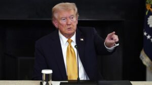 Trump anuncia una subida del 10% de los aranceles a Canadá de forma unilateral | elperiodico.com