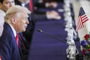 Trump bromea con que a veces «perturba» a los mercados con sus políticas y dichos