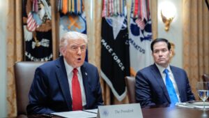 Trump dice que «le encantaría» optar a un tercer mandato pero respalda fórmula Vance-Rubio | elperiodico.com