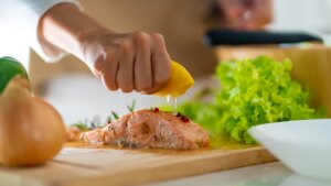 Un cocinero habla sobre el pescado que más económico sale si lo compramos «entero»
