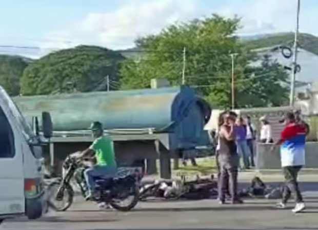 Un muerto y un herido dejó choque entre moto y cisterna en Aragua