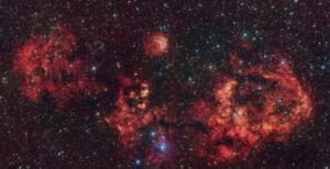 Una nueva imagen de telescopio capta sobre el cielo de Chile un «terrorífico» murciélago